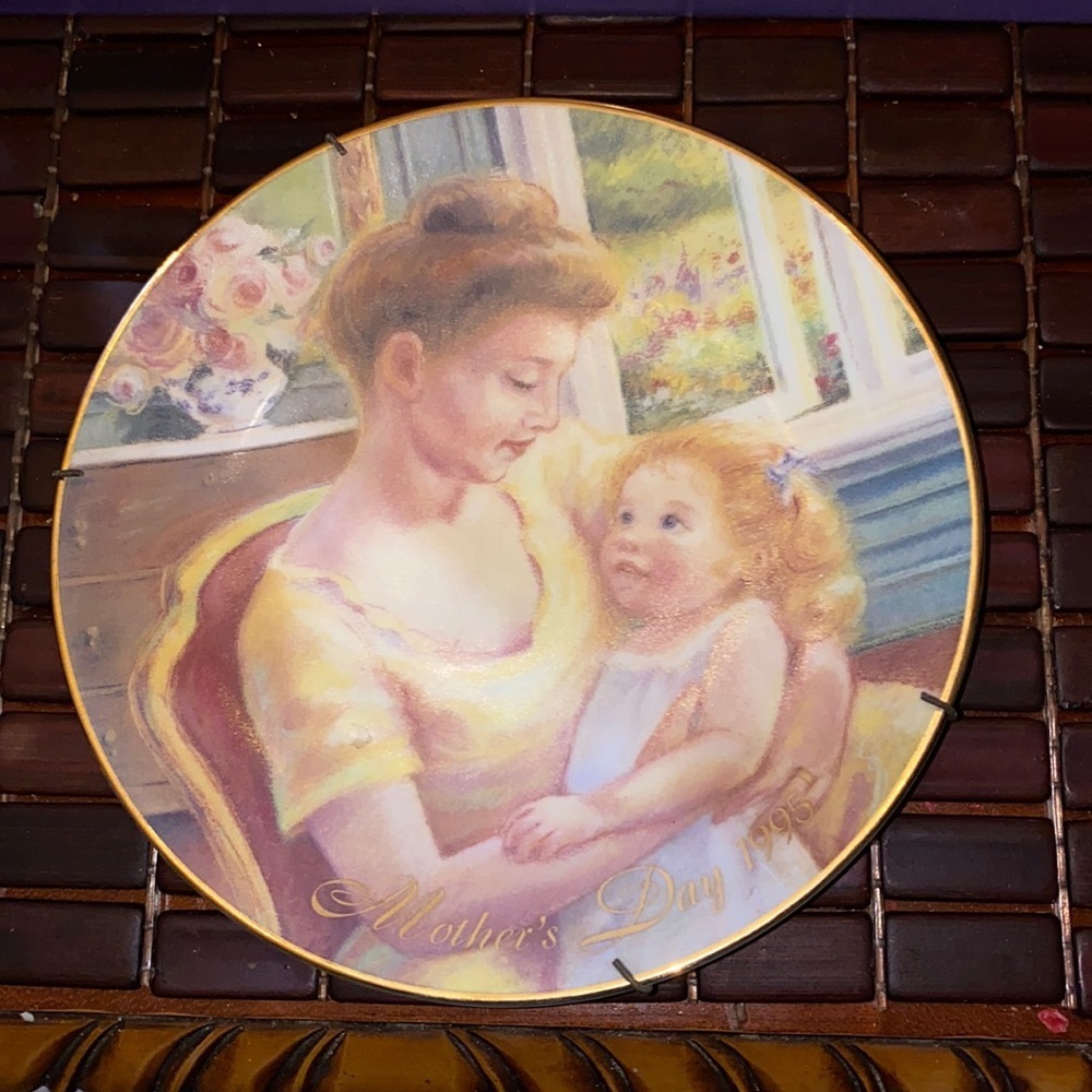 Bx15 A Mothers Love 1995 Avon porcelain trimmed in 22k gold
